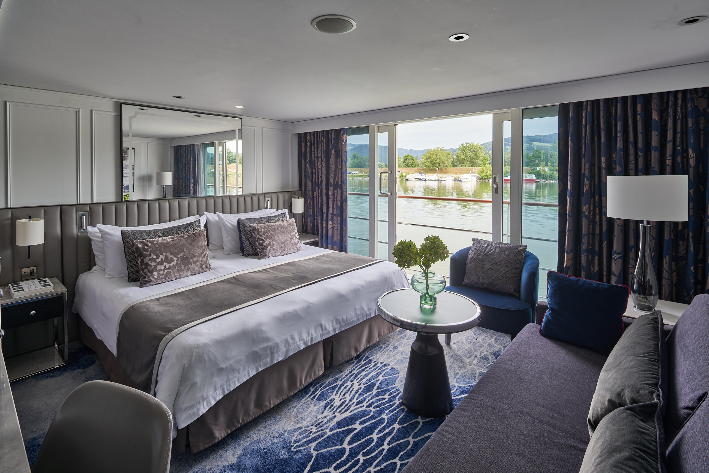 Penthouse Suite bed and river view